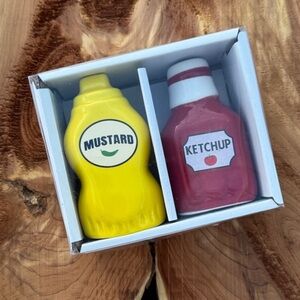 Ketchup and Mustard Salt & Pepper Shaker Set NWT